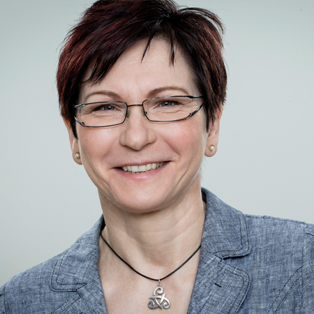 Referent Dr. Sabine Rittweger <p>Frau Dr. Rittweger ist promovierte Diplomagraringenieurin und arbeitet als Standortleiterin der Vergabe24.de GmbH. Sie leitete seit 1994 den Ausschreibungsanzeiger Sachsen-Anhalt und war von 2012 bis 2019 Niederlassungsleiterin Halle (Saale) der eVergabe.de GmbH. Seit mehr als 10 Jahren hält sie Schulungen und Seminare zu Vergabemanagementlösungen, Vergabeplattformen und Bietersoftware. Außerdem hält sie Vorträge zum Thema Elektronische Vergabe und berät öffentliche Auftraggeber deutschlandweit zur Einführung der Elektronischen Vergabe. </p>