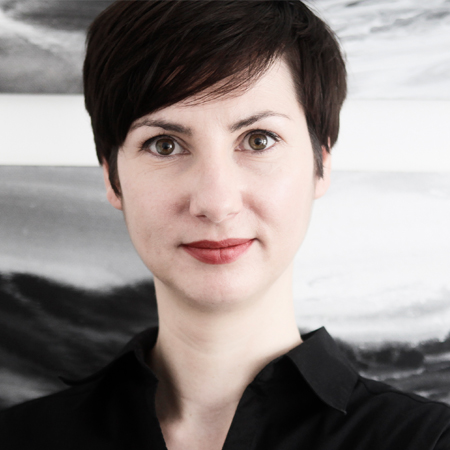 Referent Anne Werthschützky <p>Frau Rechtsanwältin Anne Werthschützky studierte von 1994 bis 1999 Rechtswissenschaften an der Universität Potsdam und absolvierte das Referendariat von 1999 bis 2001 ebenfalls im Landgerichtsbezirk Potsdam.</p>
<p>Von 2001 bis 2016 arbeitete sie als Rechtsanwältin in Berlin-Mitte zusammen mit Herrn Rechtsanwalt Lothar C. Poll, mit welchem auch eine Partnerschaft bestand. Seit 01.01.2017 existiert die Kanzlei Werthschützky in Berlin-Wilmersdorf.</p>
<p>Seit 2002 ist Frau Rechtsanwältin Werthschützky zusätzlich als Dozentin tätig und führt regelmäßig Seminare für Unternehmen im Baubereich durch.</p>
<p><strong>Tätigkeitsbereiche als Rechtsanwältin:</strong></p>
<ul>
<li>Bau- und Architektenrecht</li>
<li>teilweise Vergaberecht</li>
<li>gewerblicher Rechtsschutz, Urheberrecht, Kunstrecht</li>
<li>Vertragsrecht</li>
<li>teilweise Arbeitsrecht</li>
</ul>