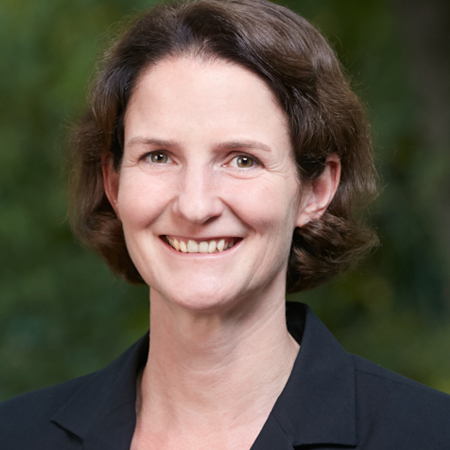 Referent Christina Meincke <p>Christina Meincke begann ihre Anwaltslaufbahn bei der internationalen Kanzlei Clifford Chance in Berlin. 2001 gründete sie gemeinsam mit Klaus Bienmüller die Kanzlei Meincke Bienmüller. Die Kanzlei ist auf das Immobilien- und Vergaberecht spezialisiert.</p>
<p>Christina Meincke ist seit 2016 Fachanwältin für Vergaberecht. Sie berät vorwiegend öffentliche Auftraggeber bei der Vergabe von Liefer- und Dienstleistungen. Zu ihren Mandanten gehören verschiedene Tochtergesellschaften des Landes Berlin, Berliner Museen und Zuwendungsempfänger. Außerdem unterstützt sie Bieter im Vergabeverfahren bei rechtlichen und taktischen Fragen zur Angebotserstellung. Frau Meincke hält regelmäßig Vorträge und Inhouse-Seminare zum Vergaberecht.</p>
