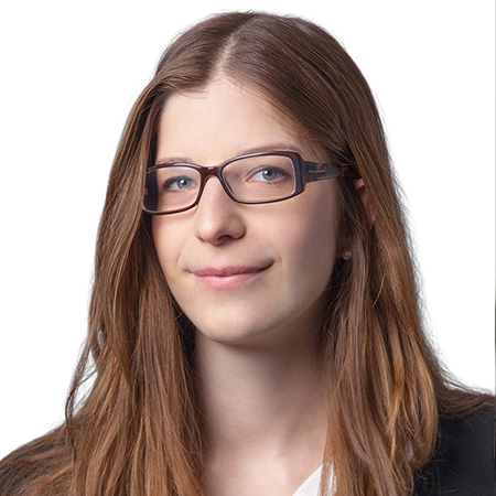 Referent Juliane Pethke <p>Nach ihrem Studium in Greifswald absolvierte Frau Rechtsanwältin Pethke ihr Referendariat in Niedersachsen an den Landgerichten Verden und Hannover.<br />
Während des Referendariats war sie unter anderem bei einer mittelständischen Kanzlei mit Schwerpunkt im Handels- und Gesellschaftsrecht tätig.</p>
<p>Während des Studiums und Referendariats zog es sie erneut für jeweils einige Monate nach Frankreich, um neben dem Land und den Leuten auch das französische Rechtssystem kennen zu lernen.</p>