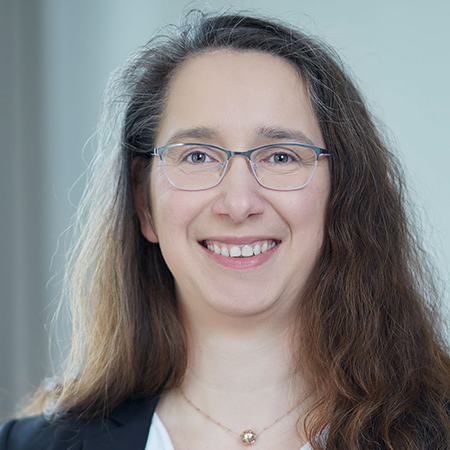 Referent Doreen Behrendt <p>Doreen Behrendt ist Sachgebietsleiterin Bauvergaben und freiberufliche Leistungen sowie stellvertretende Leiterin des Zentralen Vergabebüros der Landeshauptstadt Dresden. Seit fast 20 Jahren ist sie mit dem Vergaberecht in allen Facetten vertraut. Als Sachgebietsleiterin mit den Bereichen Lieferungen/Dienstleistungen beschäftigt sie sich seit 2005. Im Jahr 2012 übernahm sie die Leitung des Bereiches Bauvergaben. Und seit April 2021 übernimmt Frau Behrendt zusätzlich die Leitung des Bereiches Freiberufliche Leistungen.</p>