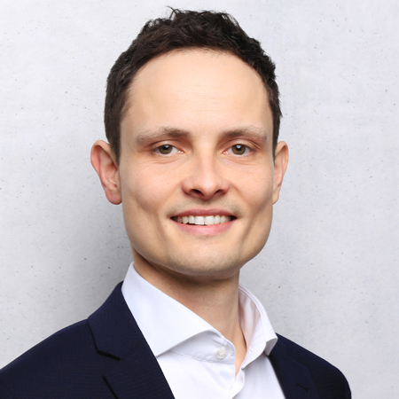 Referent David Jahnke <p>David Jahnke ist als Inhaber von www.vergabe.plus im Bereich der Vergabeunterstützung und Ausschreibungsbegleitung tätig. Spezialisiert auf die Beschaffung europaweiter Liefer- und Dienstleistungen nach GWB, VgV, VSVgV und SektVO, unterstützt er Auftraggeber bei der Planung und Durchführung von Vergabeverfahren aller Art und berät Bieter bei der Bewerbung um öffentliche Aufträge.</p>
<p>Nach über elf Jahren Expertise als Einkäufer und Vergabereferent in der privatwirtschaftlichen sowie öffentlichen Beschaffung, machte er sich 2020 im Vergabebereich selbstständig. Die Kombination aus Einkäufer, Vergabeexperte und Unternehmer zeichnet ihn aus und erhöht den Mehrwert für seine Kunden. Von sich selbst sagt er:</p>
<p>"Ich bin Einkäufer mit Leib und Seele und zudem ein großer Verfechter des Vergaberechts, denn die öffentliche Hand ist nicht nur ein bedeutender Wirtschaftsfaktor, sondern hat darüber hinaus sehr wichtige Aufgaben für unsere Gesellschaft zu erfüllen“.</p>