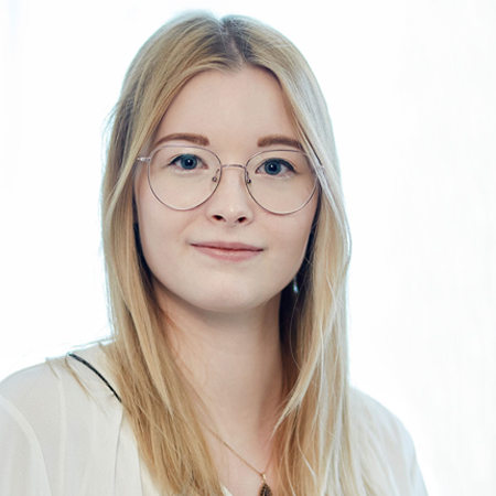 Referent Alina Thormeyer <p>Alina Thormeyer hat einen Bachelor in Betriebswirtschaftslehre (BA) mit den Schwerpunkten Marketing und internationales Management. Seit Mai 2021 arbeitet sie als Consultant bei der eVergabe.de GmbH. Sie arbeitet im Projektmanagement für individuell angepasste Vergabemanagementlösungen und verantwortet als Produktmanagerin den evergabe Manager.</p>
<p>In ihrer Rolle als Referentin wird sie Praxiswissen aus Projekten und neuste Informationen aus dem Produktmanagement miteinander vereinen.</p>
<p>Auch privat ist Frau Thormeyer kreativ und als Fotografin tätig.</p>