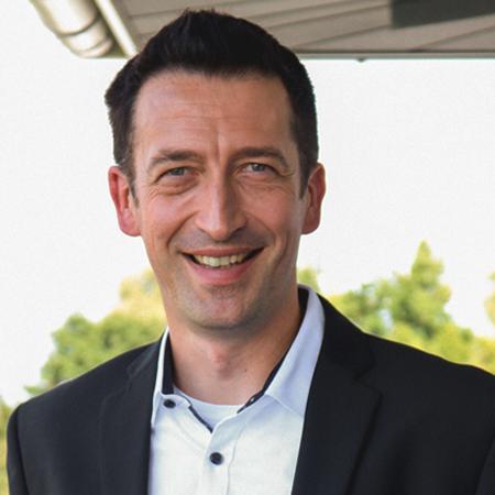 Referent Falk Ullmann <p>Falk Ullmann ist seit 1999 im Hauptberuf bei großen öffentlichen Auftraggebern in verschiedenen Fach- und Führungspositionen beschäftigt.</p>
<p>Höhepunkte waren dabei u. a. die Restrukturierung der Vergabeprozesse der Landeshauptstadt München im Rahmen des mehrjährigen E-Vergabe Einführungsprojektes, der Aufbau eines fachlichen Fort- und Weiterbildungsprogramms in Bezug auf Vergaberecht und Vergabepraxis sowie die Umstrukturierung verschiedener Fachbereiche bei der stadtweiten SAP-Implementierung. Bei seinem aktuellen Arbeitgeber (seit 01/2020) verantwortet er die Prozessanalyse und Restrukturierung des kompletten arbeitsrechtlichen Bereichs (u. a. Onboarding, Personalentwicklung, Aus- und Weiterbildung, Personalmanagement) und der damit zusammenhängenden Abläufe (Prozessmanagement). Parallel ist er verantworltich für den Aufbau eines zentralen Vergabewesens.</p>
<p>Mit diversen nebenberuflichen Standbeinen (u. a. Vergabeberatung) gibt Herr Ullmann sein Know How bestmöglich weiter und bringt sich ein. Ehrenamtlich engagiert er sich im sportlichen Bereich in seinem Heimatverein als Sportdirektor und Trainer im Volleyball.</p>