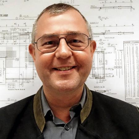 Referent Prof. Dipl.-Ing. Berthold Best <p>Berthold Best ist Professor für Verkehrswegebau an der Fakultät für Bauingenieurwesen der Technischen Hochschule Nürnberg. Sein Hauptforschungsgebiet ist das Asset Management, wobei sein besonderes Interesse den alternativen Methoden zur Straßenzustandserfassung gilt. Das Diplom im Bauingenieurwesen hat er 1989 an der Universität der Bundeswehr, München, erworben. Er verfügt über langjährige Berufserfahrung in Straßenverwaltungen und Kommunen. Die „Empfehlungen für das Erhaltungsmanagement von Innerortsstraßen“ wurden innerhalb der Forschungsgesellschaft Straßen- und Verkehrswesen (FGSV) im Arbeitskreis „Erhaltung kommunaler Straßen“ unter seinem Vorsitz erstellt. Professor Best ist Mitglied in zahlreichen nationalen und internationalen Fachgremien für Straßenbau und Straßenerhaltung. Seine Referententätigkeit umfasst Vorträge und Seminare zum Infrastrukturmanagement, Building Information Modeling, Brückenbau und zur Verkehrssicherungspflicht.</p>