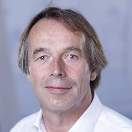 Referent Thomas Heine <p>Spezialisiert auf die Kommunikation und Qualifikation zum Thema Green Public Procurement, hat er vor fünf Jahren das Magazin zur nachhaltigen Beschaffung „Kleine Kniffe“ auf den Markt gebracht. Es wird halbjährlich in drei Ausgaben herausgegeben: für Betriebe, für Kommunen, für Kirchen und Wohlfahrtsverbände. Thomas Heine ist Co Chair des Sustainable Procurement Pledge Germany. Mit seinem Wissen entwickelt er Qualifizierungslehrgänge zur nachhaltigen Beschaffung, die sich sowohl an öffentliche Beschaffer als auch an Beschaffer in Unternehmen richten. <br /><br />
Als Autor verbindet er seine Erfahrungen aus Projekten der Nachhaltigkeit und Projekten der Digitalisierung in seinen Büchern: "Digitalkompass für Schulen. - Digitale Souveränität als Ziel von Bildung für nachhaltige Entwicklung" und „Digitalkompass für Sportvereine“.</p>