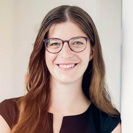 Referent Juliane Pethke <p>Nach ihrem Studium in Greifswald absolvierte Frau Rechtsanwältin Pethke ihr Referendariat in Niedersachsen an den Landgerichten Verden und Hannover.<br />
Während des Referendariats war sie unter anderem bei einer mittelständischen Kanzlei mit Schwerpunkt im Handels- und Gesellschaftsrecht tätig.</p>
<p>Während des Studiums und Referendariats zog es sie erneut für jeweils einige Monate nach Frankreich, um neben dem Land und den Leuten auch das französische Rechtssystem kennen zu lernen.</p>