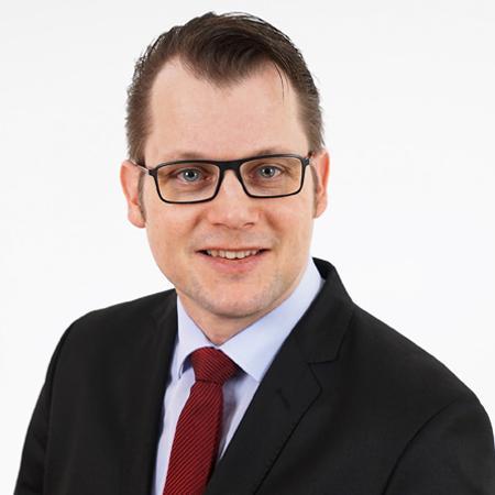 Referent Dr. Marc Pauka <p>Dr. Marc Pauka ist Syndikusrechtsanwalt und Fachanwalt für Vergaberecht. Seit 2004 ist er Rechtsanwalt und von Beginn an auf die rechtliche Beratung der Vergabe öffentlicher Aufträge spezialisiert. Nach Tätigkeiten in Kanzleien und als Inhouse-Jurist bei der KfW war Dr. Marc Pauka von 2016 bis 2019 Partner in der auf Bau- und Vergaberecht spezialisierten Kanzlei HFK Rechtsanwälte in Frankfurt am Main. Seit 2019 ist er als Syndikusrechtsanwalt in der BWI GmbH tätig, die als IT-Systemhaus der Bundeswehr die nichtmilitärische Informations- und Kommunikationstechnik der deutschen Streitkräfte betreibt und entwickelt. Er leitet das Team „Public Procurement Law“, dass vor allem Rechtsfragen aus den Bereichen des Vergaberechts und des öffentlichen Preisrechts betreut. Seit vielen Jahren liegt ein Schwerpunkt seiner Beratung im Bereich der Vergabe öffentlicher Liefer- und Dienstleistungsaufträge und dort besonders im Bereich der IT-Vergaben.</p>
<p>Dr. Marc Pauka publiziert seit Jahren in einer Vielzahl von Kommentaren, Buchbeiträgen und Aufsätzen zum Vergaberecht sowie zum öffentlichen Preisrecht und hält zu diesen Themen regelmäßig Vorträge und Seminare. Er ist Herausgeber und Autor des Kommentars Michaelis/Rhösa/Greiffenhagen/Pauka „Preisbildung bei öffentlichen Aufträgen“ und Mitveranstalter des Deutschen Preisrechtstages.</p>