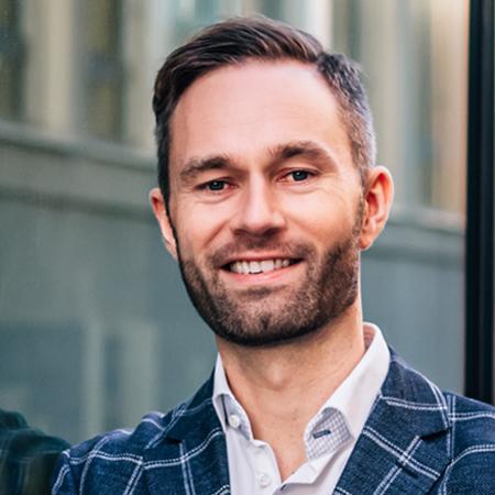 Referent Sascha Soyk <p>Sascha Soyk ist Gründer und Geschäftsführer der GovRadar GmbH. Nach Stationen in der Strategieberatung bei Roland Berger, im Aufbauteam des Cyber Innovation Hub der Bundeswehr sowie beim amerikanischen Softwarekonzern Palantir, liegt seine Passion in der Transformation des öffentlichen Sektors. Herr Soyk hält einen M.Sc. in Management der Universität Mannheim sowie einen B.Sc. in Betriebswirtschaftslehre der Frankfurt School of Finance & Management.</p>