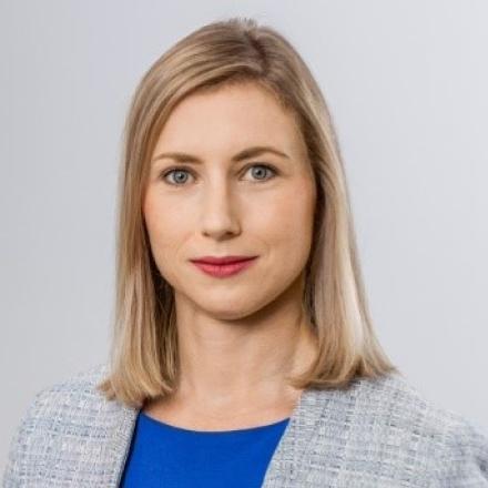 Referent Anne Baureis <p>Anne Baureis ist Fachanwältin für Bau- und Architektenrecht und Assoziierte Partnerin bei Kapellmann und Partner Rechtsanwälte in Hamburg.</p>
<p>Anne Baureis berät Auftraggeber und Auftragnehmer in allen Fragen des privaten Bau- und Immobilienrechts, sowohl zur Vertragsgestaltung, zum Vertragsmanagement als auch in streitigen Auseinandersetzungen. Ein Schwerpunkt ihrer Tätigkeit liegt auf dem nachhaltigen Planen und Bauen (Kapellmann green contracts®). Ob es um die Umsetzung von ESG-Kriterien in der Praxis oder die Erreichung von Zertifizierungen für bestimmte Projekte geht – Sie unterstützt Auftraggeber und Auftragnehmer über alle Phasen hinweg: von der Planung, über die Errichtung und Nutzung bis hin zum Rückbau.</p>
<p>Anne Baureis ist zudem Mitglied des Deutschen Verbandes der Projektsteuerer und in diesem in der Fachgruppe „Klimaschutz in der Bauwirtschaft“ aktiv. Ihre Praxiserfahrungen gibt sie in vielen Vorträgen, Seminaren und Webinaren sowie im Rahmen ihrer Lehraufträge für Bau- und Immobilienrecht regelmäßig weiter.</p>