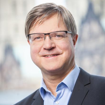 Referent Dr. Martin Stoltefuß <p>Dr. Martin Stoltefuß hat seine jahrzehntelange Erfahrung in der Baupraxis als externer Rechtsanwalt sowie als Unternehmensjurist gesammelt. Dabei stand und steht für ihn stets der konkrete, praktische Nutzen für die von ihm betreuten Unternehmen und ihr wirtschaftlicher Erfolg im Mittelpunkt seiner Tätigkeit. Dr. Stoltefuß sieht das Baurecht nicht als Selbstzweck, sondern als Mittel zum Zweck, nämlich als Werkzeug für wirtschaftlichen Erfolg. Dies gilt auch für die von ihm seit vielen Jahren deutschlandweit durchgeführten Seminare, Webinare und Inhouse-Veranstaltungen. Dr. Stoltefuß ist Autor des Buches „Baurecht für die Projektleitung“, erschienen in der Reihe „PraxisWissen Baurecht“ im Verlag C.H. Beck, München, und von Beiträgen u.a. in der IBR und der NZBau.</p>