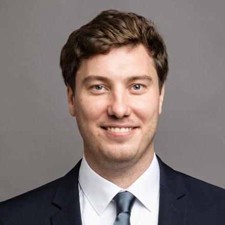 Referent Henrik Trockel <p>Rechtsanwalt Henrik Trockel berät seit 2018 Mandanten auf den Gebieten des Vergabe- und Beihilferechts sowie des Zuwendungsrechts. Im Bereich des Vergaberechts steht Henrik Trockel öffentlichen Auftraggebern beim Strukturieren und Durchführen nationaler und europaweiter Ausschreibungen beratend und gestaltend zur Seite. Zu seinem vergaberechtlichen Tätigkeitsfeld gehört ebenso die verfahrensbegleitende Unterstützung auftragsinteressierter Unternehmen beim Erstellen von Teilnahmeanträgen sowie Angeboten. Zudem vertritt der Rechtsanwalt die Interessen seiner Mandanten in Vergabenachprüfungsverfahren vor den Vergabekammern und der ordentlichen Gerichtsbarkeit. Ferner unterstützt er Zuwendungsnehmer bei der rechtlichen Absicherung des Fördermittelbestandes. Ein weiterer Fokus seiner beruflichen Tätigkeit ist die Durchführung von Schulungsveranstaltungen im Bereich des Vergabe- und Zuwendungsrechts sowohl für Auftraggeber als auch für Bieter. Henrik Trockel ist Mitglied der ARGE Vergaberecht im Deutschen Anwaltverein sowie Mitglied im deutschen Vergabenetzwerk.</p>