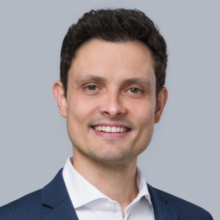 Referent David Jahnke <p>David Jahnke ist als Inhaber von www.vergabe.plus im Bereich der Vergabeunterstützung und Ausschreibungsbegleitung tätig. Spezialisiert auf die Beschaffung europaweiter Liefer- und Dienstleistungen nach GWB, VgV, VSVgV und SektVO, unterstützt er Auftraggeber bei der Planung und Durchführung von Vergabeverfahren aller Art und berät Bieter bei der Bewerbung um öffentliche Aufträge.</p>
<p>Nach über elf Jahren Expertise als Einkäufer und Vergabereferent in der privatwirtschaftlichen sowie öffentlichen Beschaffung, machte er sich 2020 im Vergabebereich selbstständig. Die Kombination aus Einkäufer, Vergabeexperte und Unternehmer zeichnet ihn aus und erhöht den Mehrwert für seine Kunden. Von sich selbst sagt er:</p>
<p>"Ich bin Einkäufer mit Leib und Seele und zudem ein großer Verfechter des Vergaberechts, denn die öffentliche Hand ist nicht nur ein bedeutender Wirtschaftsfaktor, sondern hat darüber hinaus sehr wichtige Aufgaben für unsere Gesellschaft zu erfüllen“.</p>