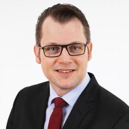 Referent Dr. Marc Pauka <p>Dr. Marc Pauka ist Syndikusrechtsanwalt und Fachanwalt für Vergaberecht. Seit 2004 ist er Rechtsanwalt und von Beginn an auf die rechtliche Beratung der Vergabe öffentlicher Aufträge spezialisiert. Nach Tätigkeiten in Kanzleien und als Inhouse-Jurist bei der KfW war Dr. Marc Pauka von 2016 bis 2019 Partner in der auf Bau- und Vergaberecht spezialisierten Kanzlei HFK Rechtsanwälte in Frankfurt am Main. Seit 2019 ist er als Syndikusrechtsanwalt in der BWI GmbH tätig, die als IT-Systemhaus der Bundeswehr die nichtmilitärische Informations- und Kommunikationstechnik der deutschen Streitkräfte betreibt und entwickelt. Er leitet das Team „Public Procurement Law“, dass vor allem Rechtsfragen aus den Bereichen des Vergaberechts und des öffentlichen Preisrechts betreut. Seit vielen Jahren liegt ein Schwerpunkt seiner Beratung im Bereich der Vergabe öffentlicher Liefer- und Dienstleistungsaufträge und dort besonders im Bereich der IT-Vergaben.</p>
<p>Dr. Marc Pauka publiziert seit Jahren in einer Vielzahl von Kommentaren, Buchbeiträgen und Aufsätzen zum Vergaberecht sowie zum öffentlichen Preisrecht und hält zu diesen Themen regelmäßig Vorträge und Seminare. Er ist Herausgeber und Autor des Kommentars Michaelis/Rhösa/Greiffenhagen/Pauka „Preisbildung bei öffentlichen Aufträgen“ und Mitveranstalter des Deutschen Preisrechtstages.</p>