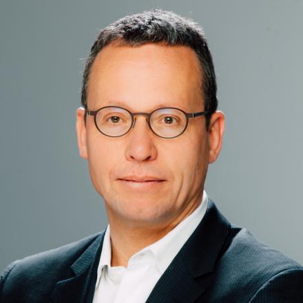 Referent Karsten Meurer <p>Karsten Meurer ist Fachanwalt für Bau- und Architektenrecht und seit knapp 20 Jahren Inhaber der mittelständischen, ausschließlich auf das Baurecht spezialisierten Kanzlei, Meurer Rechtsanwälte.</p>
<p>Seit über 20 Jahren ist er als Referent für zahlreiche Fortbildungsträger zu unterschiedlichen Themen, u.a. VOB/A und VOB/B, VGV, HOAI, BGB, Vertragsgestaltung, GEG etc. tätig. Seit 2020 spricht er außerdem als Lehrbeauftragter der Fachhochschule Trier.</p>
<p>Herr Meurer ist Mitautor der HOAI in der Praxis 2. bis 11. Auflage und dem Kommentar zur HOAI, 9./10. Auflage, Korbion/Mantscheff/Vygen, Verlag C. H. Beck, sowie des Online Kommentar zur Baustellenverordnung Verlag C.H. Beck, online voraussichtlich 2023.</p>