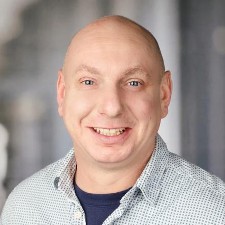 Referent Jan Dentel <p>Jan Dentel startete als gelernter Dachdecker und ist mittlerweile Bauleiter und Kalkulator in einem Bauunternehmen. Somit kennt er beinahe alle Stationen, für den reibungslosen Bauablauf, von der Theorie bis zur Praxis und weiß worauf es ankommt.</p>
<p>Ob als Bauleiter im Gleisbau, Bauüberwacher bei der Deutschen Bahn oder Bauleiter und Kalkulator in einem Bauunternehmen. Jan Dentel kennt die Probleme eines Auftraggebers genauso wie die eines Auftragsnehmers. Diese rechtzeitig zu erkennen und schnelle Lösungen zu finden, das ist das, was ihn auszeichnet. Sein Leitsatz: „Nur das Einfache hat Aussicht auf Erfolg.“ Je mehr an einem Problem beteiligt sind, desto einfacher muss die Lösung sein.</p>