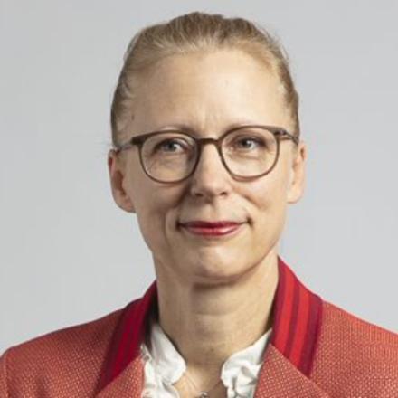 Referent Aline Fritz <p>Aline Fritz ist seit 2001 als Rechtsanwältin zugelassen und seit 2002 bei FPS tätig. Vor ihrer Tätigkeit bei FPS war sie Leiterin der Geschäftsstelle des forum vergabe e.V. beim BDI in Berlin. Aline Fritz berät sowohl die öffentliche Hand beim Erstellen von Ausschreibungen als auch Bieter in allen Phasen des Vergabeverfahrens. Sie hat umfassende Erfahrungen in der Vertretung vor diversen Vergabekammern und Vergabesenaten der OLG. Des Weiteren hat sie bereits mehrere PPP-Projekte vergaberechtlich begleitet.</p>
<p>Frau Fritz hält regelmäßig Vorträge und Schulungen zum Vergaberecht und hat zahlreiche vergaberechtliche Fachbeiträge veröffentlicht. Insbesondere zu erwähnen ist, dass sie auch als Referentin bei den Berliner Konzessionsrechtstagen tätig ist.</p>