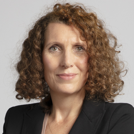 Referent Dr. Annette Rosenkötter <p>Die Tätigkeit von Dr. Annette Rosenkötter umfasst sowohl Mandate im Vergaberecht als auch im europäischen Beihilfenrecht. Sie berät branchenübergreifend sowohl die Bieter in allen Phasen des Vergabeverfahrens als auch öffentliche Auftraggeber beim Erstellen von Ausschreibungen. Frau Dr. Rosenkötter hat umfassende Erfahrung in der Vertretung vor diversen Vergabekammern und Vergabesenaten der OLG. Des Weiteren hat sie bereits mehrere PPP-Projekte vergaberechtlich begleitet. Sie hält außerdem regelmäßig Vorträge und Schulungen zum Vergaberecht und hat zahlreiche vergaberechtliche Fachbeiträge veröffentlicht.</p>