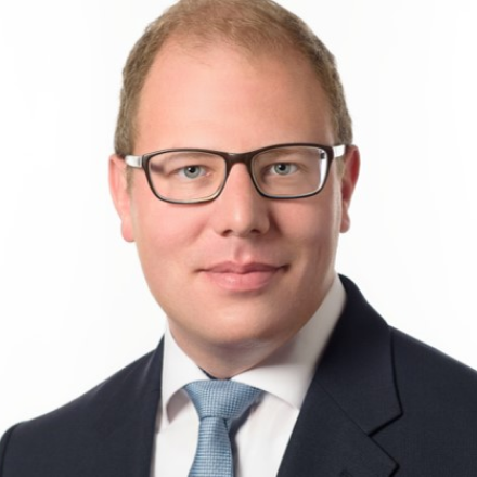 Referent Tim Kuhn <p>Tim Kuhn ist als Rechtsanwalt im Vergaberecht tätig. Seine Schwerpunkte liegen im Erstellen von Ausschreibungen für (Sektoren-)Auftraggeber und in der bundesweiten Beratung von Bietern in sämtlichen Stadien des Vergabeverfahrens. Besonders aber in Nachprüfungsverfahren vor verschiedenen Vergabekammern und der anschließenden Beschwerdeinstanz beim Oberlandesgericht. Neben seiner anwaltlichen Tätigkeit veröffentlicht Herr Kuhn regelmäßig Fachbeiträge und führt Seminare und Workshops im Vergaberecht durch.</p>