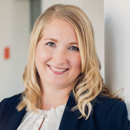 Referent Karla Graupner-Petzold <p>Karla Graupner-Petzold ist zuständig für zivilrechtliche Mandate, die das Vertrags- oder Prozessrecht betreffen. Sie überprüft und entwirft einerseits nationale sowie internationale Verträge, andererseits führt sie die dazugehörigen Vertragsverhandlungen. Darüber hinaus vertritt Karla Graupner-Petzold Mandanten vor staatlichen Gerichten in Hauptsacheverfahren sowie einstweiligen Rechtsschutz, um zivilrechtliche Ansprüche durchzusetzen.</p>
<p>Karla Graupner-Petzold ist angehende Fachanwältin für Handels- und Gesellschaftsrecht. Dabei berät sie ihre Mandanten in allen Belangen des Unternehmensrechts. Ihre Mandaten sind vorrangig aus dem gemeinnützigen und kommunalen Bereich, aber auch aus der gewerblichen Wirtschaft. Vor allem bei Fragen zum Anstellungsverhältnis zwischen der Gesellschaft und dem Geschäftsleiter unterstützt Karla Graupner-Petzold.</p>
