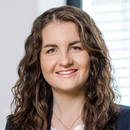 Referent Lisa Müller <p>Frau Lisa Müller berät einerseits Auftraggeber und andererseits Auftragnehmer bei sämtlichen Fragen des öffentlichen sowie privaten Baurechts. Hinzukommt der Bereich des Vergaberechts, hier geht es vor allem um gerichtliche und außergerichtlichen Durchsetzungen und Abwehr von Ansprüchen. Weitere Schwerpunkte ihrer Tätigkeit liegen im Beraten großer Infrastrukturprojekte und auf dem nachhaltigen Planen und Bauen.</p>
<p>Die auftraggeberseitige Beratung von Lisa Müller beinhaltet insbesondere das Betreuen von komplexen Beschaffungen. Im Fokus stehen oft das Berücksichtigen nachhaltiger Anforderungen, deshalb ist sie ebenfalls Mitglied des Kompetenzteams Kapellmann | green contracts®.</p>
<p>Für die Seite der Bieter prüft Frau Müller erstens die Vergabeunterlagen auf mögliche Vergabeverstöße, begleitet zweitens die Angebotserstellung und vertritt drittens die Bieter vor den Gerichten sowie Vergabekammern.</p>