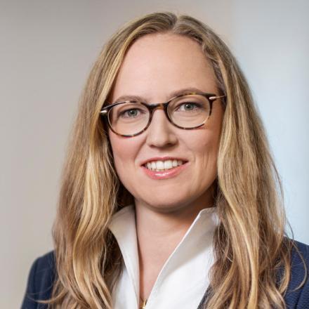Referent Dr. Julia Herdy <p>Dr. Julia Herdy ist Rechtsanwältin und Fachanwältin sowohl für Vergaberecht als auch für Bauvertragsrecht bei Kapellmann und Partner, Rechtsanwälte in München. Sie berät zudem bei allen Fragen des Energierechts sowie dem Öffentlichen Recht.</p>
<p>Zu Ihren Mandanten gehören einerseits Auftraggeber, andererseits Auftragnehmer und Bieterfirmen. Diese begleitet sie in Vergabeverfahren und vertritt sie vor Gericht sowie vor den Vergabekammern.</p>
<p>Frau Dr. Julia Herdy gehört ebenfalls dem Kompetenzteam green contracts® an. Hier wird kanzleiweit das Wissen zur Nachhaltigkeit im Zusammenhang mit der Beschaffung bei Bauvorhaben, Bauen und Betreiben gebündelt.</p>