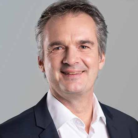 Referent Markus Haas <p>Markus Haas ist Rechtsanwalt und als Leiter Recht und Einkauf für ein mittelständische Unternehmen tätig. Markus Haas verfügt über langjährige Erfahrung im Vertrags- und Einkaufsrecht sowie in der Vertragsgestaltung. Er gilt als Experte seines Fachs.</p>
<p>Darüber hinaus ist er erfahrener Dozent und Trainer. Er veranstaltet demnach seit vielen Jahren Seminare rund um das Thema Vertragsrecht. Er versteht es also, komplexe rechtliche Zusammenhänge einfach und verständlich, aber vor allem praxisbezogen für Nicht-Juristen zu erklären.</p>