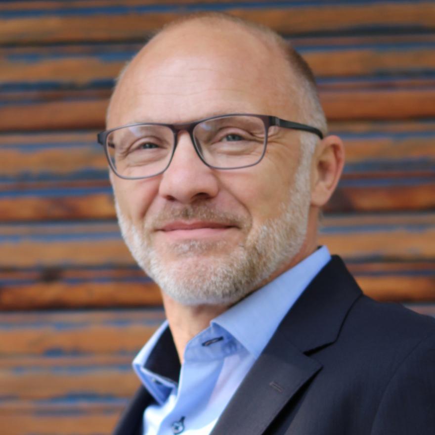 Referent Thomas Tillmann <p>Thomas Tillmann ist als selbständiger Berater und für nachhaltigeres Wirtschaften bereits einige Jahre aktiv. Er berät, unterstützt und begleitet Unternehmen, Sportvereine und andere Organisationen, die am Thema nachhaltigeres Wirtschaften interessiert sind. Dazu zählen vor allem Entwickeln und Umsetzen einer Nachhaltigkeitsstrategie.</p>
<p>Als einer der externen Ansprechpartner des ZNU – also dem Zentrum für nachhaltige Unternehmensführung der Universität Witten/Herdecke – und durch die Tätigkeit beim TÜV Rheinland, hat er bereits zahlreiche Unternehmen zum nachhaltigen Wirtschaften begleitet. Hinzukommt ebenfalls das Führen zur Zertifizierung nach dem ZNU-Standard – nachhaltiger Wirtschaften.</p>
<p>Zur nachhaltigeren Entwicklung hält Thomas Tillmann einerseits Vorträge, führt aber auch Workshops in Institutionen wie der IHK, TÜVs oder anderen Bildungsträgern durch. Für ihn steht Nachhaltigkeit im Zusammenhang mit wirklich umgesetzten und belegbaren Aktivitäten im Sinne unserer Gesellschaft sowie unserer Nachfolgegenerationen. Es ist ihm wichtig, einen möglichst großen Beitrag zur Nachhaltigkeit zu leisten. Thomas Tilmann hat es sich zur Aufgabe gemacht, Unternehmen, Vereine und Gleichgesinnte zu begleiten und mitzunehmen, in eine nachhaltigere Welt.</p>