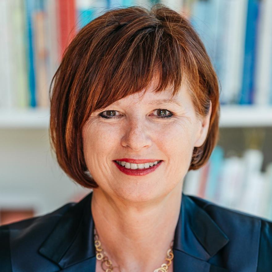 Referent Gabriele Strodl-Sollak <p>Gabriele Strodl-Sollak ist eine vielseitige Expertin in Kommunikation und Systemischer Organisationsentwicklung, Autorin sowie Leadership-Coach. Sie begann ihr Wissensspektrum mit einem Studium für Diversity Management und Interkulturelle Kompetenzen an der Donau-Universität Krems. Darauf aufbauend folgte eine Ausbildung in Public Relations von der Universität Wien und eine Weiterbildung in Systemischer Organisationsentwicklung bei Prof. Fritz B. Simon in Berlin, wodurch sie ein breitgefächertes Fachwissen erlangte.</p>
<p>Wertvolle Erfahrungen sammelte Gabriele Strodl-Sollak als Führungskraft in den USA und Russland. Zusätzlich arbeitete sie als PR-Beraterin in einer renommierten Wiener Agentur. Mit der Gründung von Sollak Kommunikationsarchitekten legte sie ihren Schwerpunkt auf Gender & Cultural Diversity. Frau Strodl-Sollak engagiert sich zudem aktiv als Buchautorin von "Boost your career, Sister!" für das Fördern von Changemakerinnen. Des Weiteren leitet sie das Leadershipprogramm "Boost-Club", welches sich speziell an weibliche Fach- und Führungskräfte richtet und Frauen dazu ermutigt, auf einem völlig neuen Level zu arbeiten.</p>
<p>Mit ihrer Expertise und Erfahrung ist Gabriele Strodl-Sollak heute zusätzlich als Universitätslektorin für Diversity an der Karl Landsteiner Privatuniversität tätig.</p>