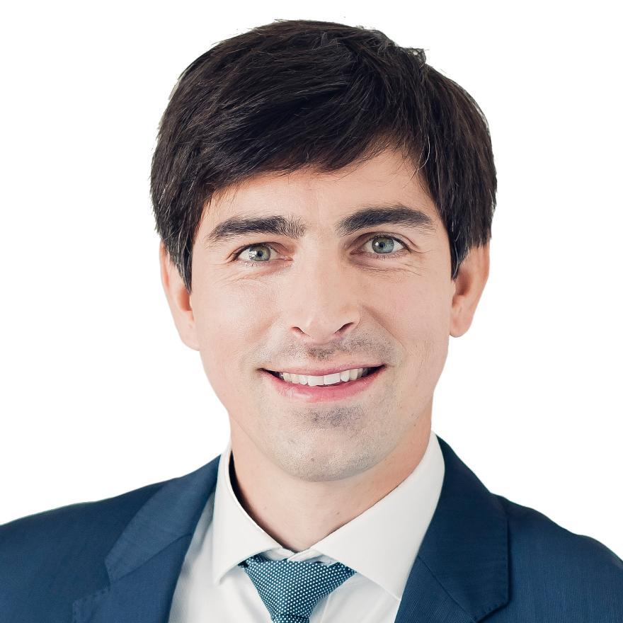 Referent Dr. Daniel Schöneich <p>Dr. Daniel Schöneich ist ein Fachanwalt für Gewerblichen Rechtsschutz mit umfassender Expertise in geistigen Schutzrechten, einschließlich technischer Erfindungen und urheberrechtlicher Werke. Vor allem bei Forschungs- und Entwicklungsprojekten spielt deren rechtlicher Schutz eine bedeutende Rolle. Er gestaltet deshalb passgenaue Patente und Schutzrechte, sowie Lizenz- und Kooperationsverträge.</p>
<p>Als Fachanwalt für Gewerblichen Rechtsschutz legt Dr. Schöneich besonderen Schwerpunkt auf das IT- und Softwarevertragsrecht, hauptsächlich im Hinblick auf die E-Commerce-Branche.</p>
<p>Als Experte im Wettbewerbsrecht mit Fokus auf Produktwerbung und Kennzeichnungen, unterstützt er seine Mandaten speziell für Konsumgüter und Lebensmittelhersteller. Darüber hinaus hat er sich auf das Fachgebiet des Weinrechts spezialisiert.</p>
<p>Zusätzlich ist Dr. Daniel Schöneich als Dozent für Internetrecht am Institut für Internationales Recht, Geistiges Eigentum und Technikrecht der TU Dresden tätig. Er wird oft als gefragter Referent für Fortbildungen oder Vorträge engagiert.</p>