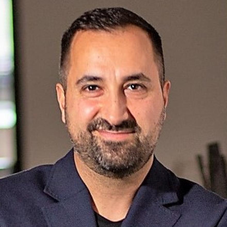 Referent Dr. Behrang Raji <p>Dr. Behrang Raji ist Rechtsanwalt und Syndikusrechtsanwalt für ein führendes Unternehmen in der Life-Science-Branche.</p>
<p>Zuvor war er Fachreferent für Gesundheitsdatenschutz beim Hamburgischen Beauftragten für Datenschutz und Informationsfreiheit und leitete zudem den Fachbereich Handel und Infrastruktur. Dr. Raji publiziert darüber hinaus regelmäßig in Fachzeitschriften und ist Herausgeber eines Kommentars zum Data Act und Data Governance Act, welcher 2024 erscheinen wird.</p>
<p>Außerdem hält er regelmäßig Vorträge und Webinare zu datenschutzrechtlichen Themen und führt Veranstaltungen zu Fragen rund um den Einsatz von KI in verschiedenen Bereichen durch. Dr. Behrang Raji ist mit einer Arbeit zu dem Thema KI im öffentlichen Sektor promoviert und lehrt weiterhin Datenschutz- und Datenrecht an der Fachhochschule Wedel. </p>