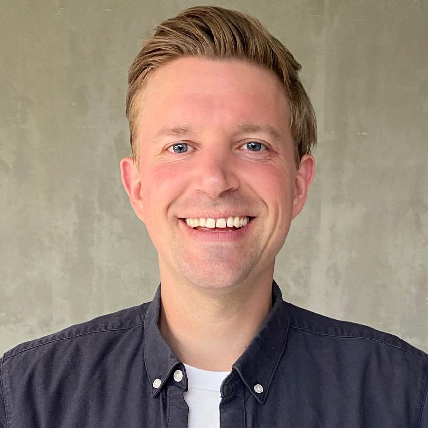 Referent Nils Bremann <p>Nils Bremann ist Rechtsanwalt für den Start in die Selbstständigkeit. Seit 2015 unterstützt er Gründer und Startups bei sämtlichen rechtlichen Belangen in den ersten Jahren ihres Unternehmens. Mit umfassendem Know-how begleitet er von Gründungsfragen über AGB, Datenschutz und Verträge bis hin zur Markenanmeldung sowie Mitarbeiterbeteiligung.</p>
<p>Herr Bremann versteht sowohl die rechtlichen als auch die wirtschaftlichen Herausforderungen und berät entsprechend. Er hat eine Sprechweise, die jeder versteht und übersetzt das Rechtliche sehr gut in die normale Sprache. Er gibt außerdem praxisnahe Ratschläge für das Umsetzen von rechtlichen Anforderungen.</p>
<p>Zusätzlich engagiert er sich als Mentor in verschiedenen Startup-Netzwerken, Co-Working Spaces und Accelerator-Programmen. Dadurch hat Nils Bremann gute Möglichkeiten, Gründer und Startups frühzeitig kennenzulernen und ihnen dabei zu helfen, rechtliche Aspekte von Anfang an richtig zu gestalten.</p>