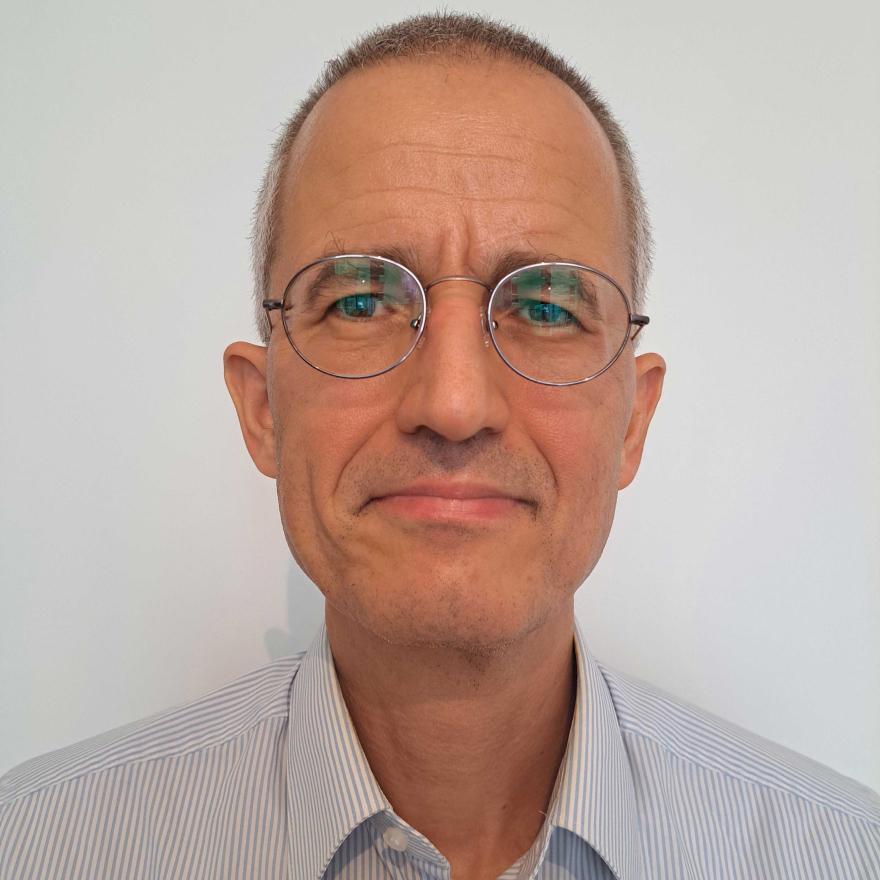 Referent Prof. Dr. Matthias Einmahl <p>Matthias Einmahl war zwischen 1996 und 2004 Richter am Amtsgericht und am Landgericht. Hinzukommt seine kurzzeitige Staatsanwalt in Halle/Saale.</p>
<p>Seit 2005 ist er Professor an der Hochschule für Polizei und öffentliche Verwaltung NRW in Köln. Dort lehrt Herr Einmahl zum einen Zivilrecht und juristische Methodik, zum anderen vermittelt er Wissen zur öffentliche Beschaffung und dem Vergaberecht.</p>
<p>Zusätzliche Forschungen auf den Gebieten der öffentlichen Beschaffung, dem Vergaberecht und der Korruptionsprävention brachten auch Publikationen hervor. So veröffentlichte er neben Büchern und Buchbeiträgen auch Aufsätze in Zeitschriften und Fachmagazinen. Darüber hinaus führt er Schulungen zu diesen Themen und berät zudem Kommunen.</p>