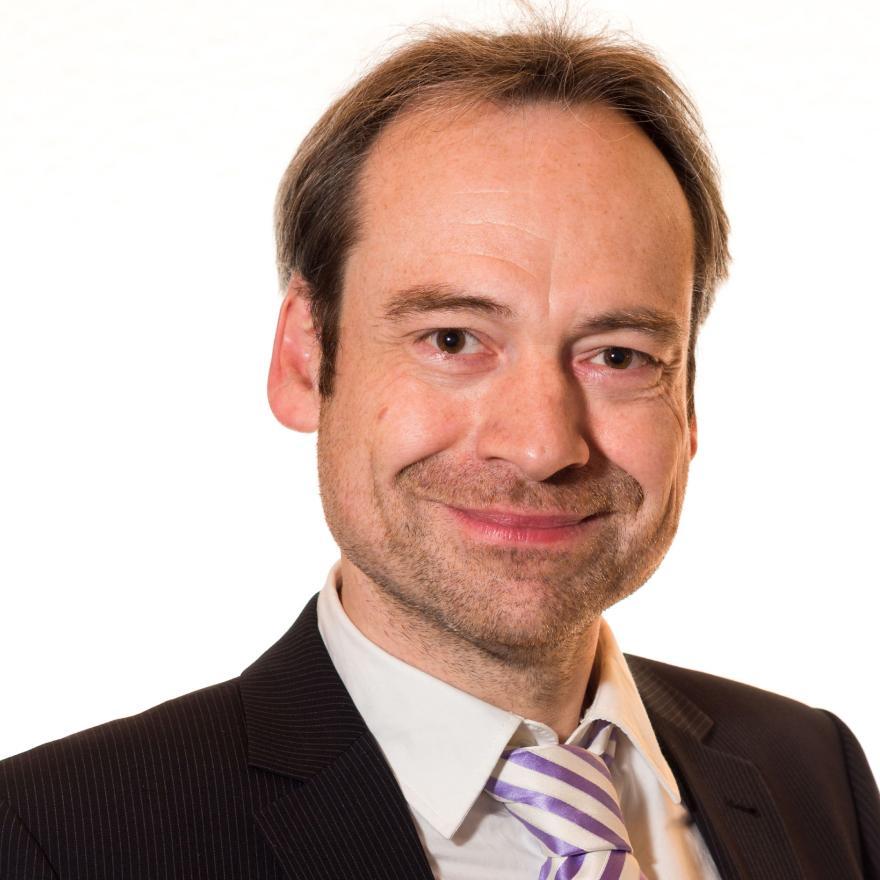 Referent Matthias Ulbrich <p>Matthias Ulbrich ist ein erfahrener Experte mit einem Abschluss als Diplom-Finanzwirt (FH). Seit 2003 ist er als Beamter des Landes Niedersachsen im öffentlichen Dienst tätig und verfügt über umfassende Kenntnisse in den Bereichen Finanzen und Steuern.</p>
<p>Hier arbeitet er seit 2006 als Ausbildungshauptsachbearbeiter u.a. in der Grunderwerbsteuerstelle sowie der Rechtsbehelfsstelle. Seit 2011 ist Herr Ulbrich zudem Betriebs- und Umsatzsteuersonderprüfer.</p>
<p>Als Dozent an der Steuerakademie Niedersachsen im Bildungsbereich ist Matthias Ulbrich seit 2011 nebenberuflich aktiv. Dabei gibt er sein umfangreiches Wissen in der Aus- und Fortbildung von Finanzbeamten, Bilanzbuchhaltern und Steuerberatern weiter. Hinzukommt seine Dozententätigkeit an der IU Internationale Hochschule.</p>
<p>Zusätzlich dazu ist Matthias Ulbrich seit 2017 freiberuflich als Referent und Autor tätig. In dieser Rolle nutzt er seine Expertise, um komplexe steuerliche und finanzielle Themen verständlich in diversen Fachbeiträgen zu vermitteln.</p>