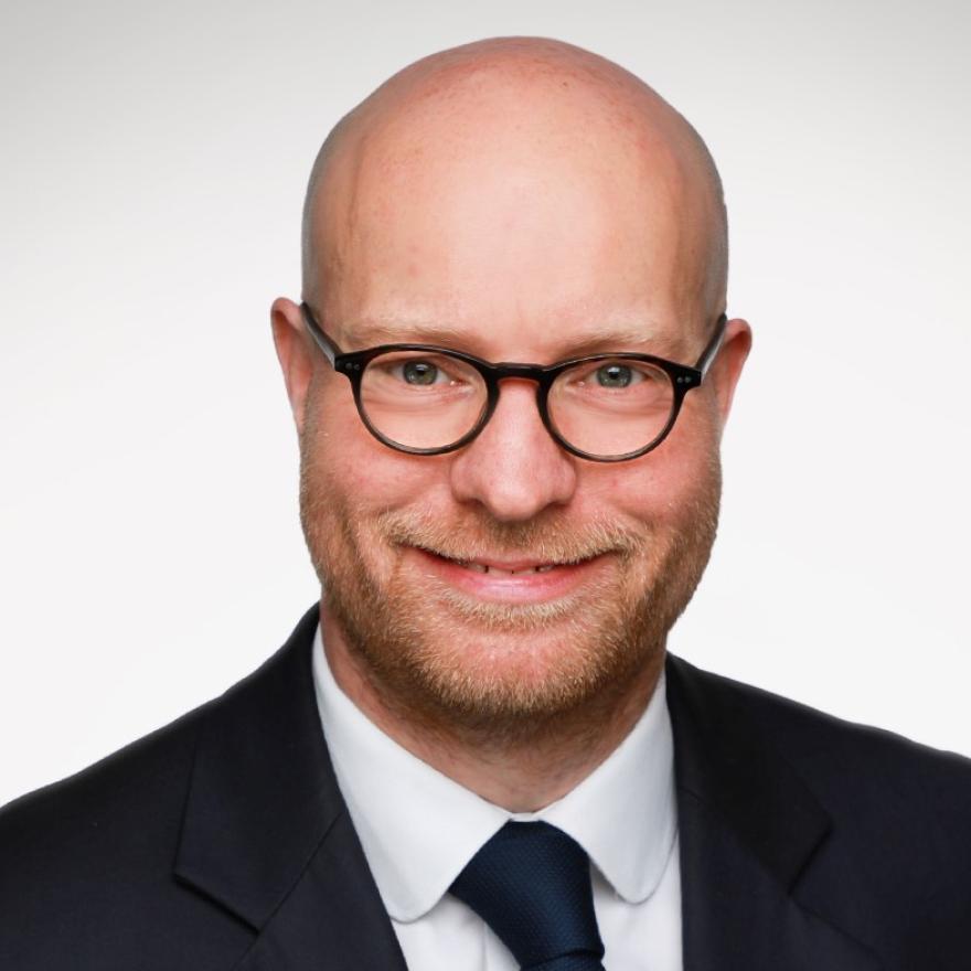 &lt;p&gt;Seit gut einem Jahrzehnt ist Prof. Dr. Andreas Moring in Hamburg Professor f&uuml;r Digitale Wirtschaft, Innovation und KI. Zum einen ist er Gr&uuml;nder und Leiter des JuS.TECH Instituts f&uuml;r Data Science, KI &amp; Nachhaltigkeit. Zum anderen ist er Gr&uuml;nder sowie Gesellschafter der JuS.TECH AG.&lt;/p&gt;

&lt;p&gt;JuS.TECH forscht, entwickelt und implementiert hierbei KI-L&ouml;sungen zum Messen und Optimieren von Nachhaltigkeitsmethoden in Organisationen und Unternehmen und deren Prozesse. JuS.TECH ber&auml;t au&szlig;erdem Unternehmen zu ihrer Digital- und Nachhaltigkeitsstrategie, aber auch zur Nutzung von KI und Daten f&uuml;r diese Ziele.&lt;/p&gt;

&lt;p&gt;Dar&uuml;ber hinaus ist Prof. Dr. Andreas Moring Botschafter f&uuml;r Mensch-KI-Kooperation am Artificial Intelligence Center ARIC in Hamburg. Er ist der deutsche Pionier und vor allem anerkannter Experte f&uuml;r die richtige Arbeitsteilung zwischen Mensch und KI in Wirtschaft und Gesellschaft. Prof. Dr. Moring ist au&szlig;erdem Beirat f&uuml;r verschiedene Unternehmen aus unterschiedlichen Branchen in ganz Deutschland.&lt;/p&gt;