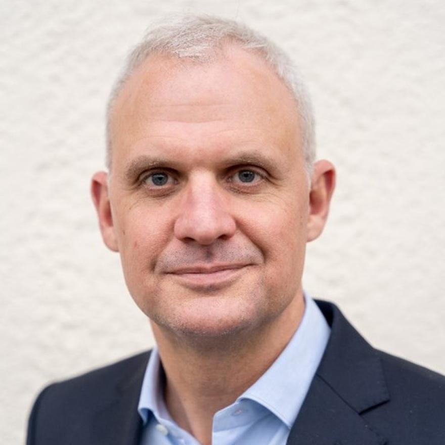 Referent Dr. Jörg Alvermann <p>Dr. Jörg Alvermann ist ein engagierter Rechtsanwalt und Fachanwalt für Steuer- sowie Sportrecht in Köln. Als Partner bei Streck Mack Schwedhelm, Rechtsanwälte und Fachanwälte für Steuerrecht, leitet er mit Herzblut die Beratungsbereiche NPO (Vereine, Verbände, Stiftungen, gGmbH), Sport und öffentliche Hand.</p>
<p>Dr. Alvermann teilt sein Fachwissen nicht nur durch zahlreiche Veröffentlichungen, sondern auch als Dozent. Hier referiert er unter anderem an der Bundesfinanzakademie und an der Deutschen StiftungsAkademie. Des Weiteren war und ist er Referent bei verschiedenen Vorträgen.</p>
<p>Als Vorsitzende des Geschäftsführenden Ausschusses der Arbeitsgemeinschaft Sportrecht des Deutschen Anwaltvereins ist Dr. Jörg Alvermann zusätzlich tätig.</p>