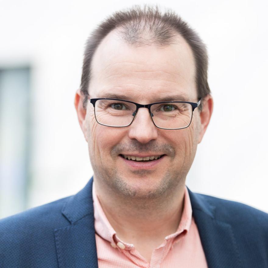 Referent Torsten Schmotz <p>Torsten Schmotz bringt über 20 Jahre Know-how mit, wenn es um Finanzierungen, Fördermittelakquise und Fundraising im gemeinnützigen Sektor geht.</p>
<p>Er bekam die Möglichkeit, als Führungskraft in der freien Wirtschaft tätig zu sein. Als Direktor und Geschäftsführer war er anschließend für internationalen Aktivitäten bei der Diakonie Neuendettelsau zuständig.</p>
<p>2009 dann das Gründungsjahr seines Bildungs- und Beratungsunternehmen Förderlotse Torsten Schmotz. Als Schöpfer des ersten berufsbegleitenden Lehrgangs "Fördermittelmanager im gemeinnützigen Bereich" unterstützt er hier große und kleine Non-Profit-Organisationen bei dem erfolgreichen Beschaffen von Fördermitteln.</p>
<p>Sein Fachwissen gibt Torsten Schmotz als Dozent und Berater regelmäßig weiter. Er führt hierfür praxisnahe Seminare und wirkt als Dozent an Hochschulen. Als Fachautor und Herausgeber sind in den vergangenen Jahren 10 Fachbücher erschienen. Darüber hinaus verfasst er regelmäßig Beiträge für Fachzeitschriften.</p>