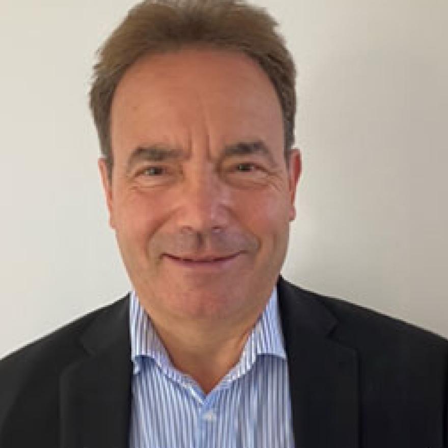 Referent Dr. Burkhard Touché <p>Dr. Burkhard Touché ist Diplom Volkswirt und zertifizierter Fachtrainer sowie erfahrener Fördermittelberater.</p>
<p>Nach einer beeindruckenden Laufbahn, unter anderem bei der KfW, bietet er nun sein umfangreiches Know-how in einer optimalen Fördermittelberatung. Dr. Touché war von 1998 bis 2022 bei der KfW im Bereich der inländischen Förderung tätig und leitete dort zudem die KfW Akademie für inländische Förderung.</p>
<p>Neben einer fundierten Promotion und langjähriger Erfahrung absolvierte er seit 2016 zahlreiche Fortbildungen in den Bereichen Online-Präsentation, Texten, Moderation und Rhetorik, Bikablo, Storytelling sowie Teambuilding.</p>
<p>Seit vielen Jahren schult Dr. Burkhard Touché mit Schwerpunkt Fördermittel für Unternehmen und für die Immobilienwirtschaft. Seit September 2022 ist er hierfür freiberuflich tätig.</p>