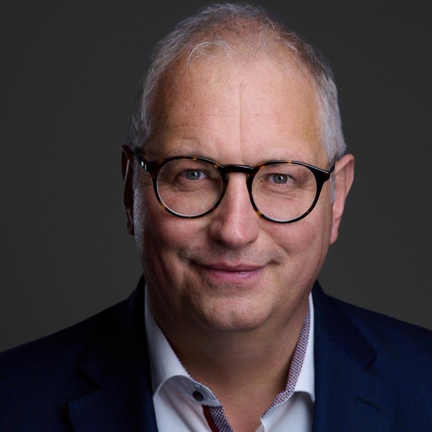 Referent Thomas Kress <p>Thomas Kress ist seit 1997 als Berater und Projektmanager für nationale und internationale Unternehmen tätig. Nach langjähriger Beratung und Umsetzung von Projekten in Konzernen und Großunternehmen widmet er sich in den letzten Jahren verstärkt dem deutschen Mittelstand.</p>
<p>Mit mehr als 25 Jahren Erfahrung verfügt er über umfassende Kenntnisse des Marktes sowie ein breites Wissen im Bereich Digitalisierung und Cybersicherheit. Er ist bestens vertraut mit den Herausforderungen sowohl von Unternehmen als auch von Verwaltungen.</p>
<p>Herr Kress konzentriert sich auf die wachsenden Herausforderungen, die Unternehmen aufgrund zunehmend komplexer und schneller Cyberangriffe bewältigen müssen. Er versteht die Angriffsmuster der Hacker und ist versiert darin, welche Maßnahmen Unternehmen ergreifen müssen, um ihre Sicherheit zu stärken.</p>
<p>Abgesehen von seiner Rolle als Geschäftsführer eines IT-Unternehmens teilt Thomas Kress sein Wissen gerne in Veranstaltungen, Vorträgen und Webinaren. Darüber hinaus engagiert er sich ehrenamtlich im Vorstand eines Sportvereins. In seiner Freizeit begeistert er sich für die Berge und Fußball.</p>