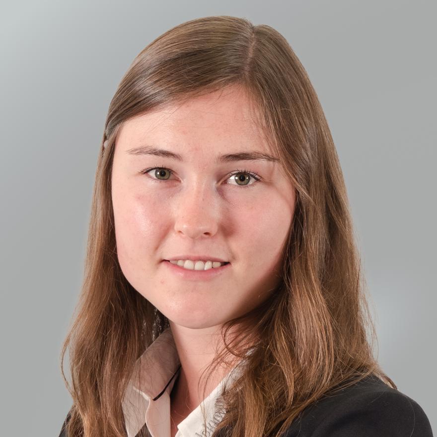Referent Selina Lauterbach <p>Selina Lauterbach ist eine junge Wirtschaftsjuristin und konzentriert sich insbesondere auf Datenschutz, Informationssicherheit und Compliance.</p>
<p>Ihr akademischer Weg begann mit einem Bachelor-Abschluss in Deutschem und Europäischem Wirtschaftsrecht an der Universität Siegen im Jahr 2019 und erlangte daraufhin im Jahr 2023 ihren Master-Abschluss in diesem Fachbereich.</p>
<p>Selina Lauterbach hat sich auf das Lieferkettensorgfaltspflichtengesetz, das Hinweisgeberschutzgesetz, allgemeine Compliance sowie Datenschutz spezialisiert. Ihr Einsatz und ihre Leidenschaft in diesen Fachbereichen haben ihr einen exzellenten Ruf als zuverlässige und kompetente Beraterin im Bereich Wirtschaftsjuristik eingebracht.</p>