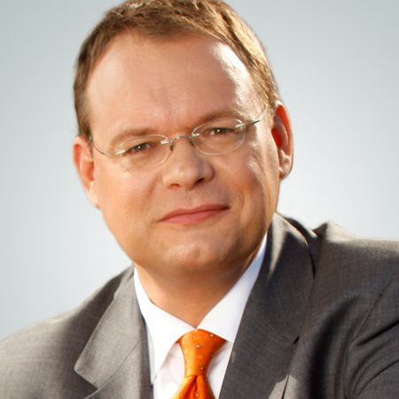 Referent Sven Grosse <p>Herr Rechtswalt Grosse ist Fachanwalt für Bau- und Architektenrecht und Fachanwalt für Vergaberecht. Seine Tätigkeitsschwerpunkte liegen im Vergaberecht und im privaten Baurecht. Er begleitet seit Jahren öffentliche Auftraggeber und Bieter bei der Durchführung von Vergabeverfahren. Herr Grosse ist durch regelmäßige Veröffentlichungen im Vergaberecht und privaten Baurecht sowie eine umfangreiche Seminartätigkeit ausgewiesen. Er ist Vorsitzender des Fachanwaltsausschusses für Bau- und Architektenrecht der Rechtsanwaltskammer Sachsen.</p>