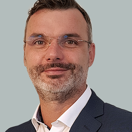 Referent Ingo Frohberg <p>Herr Rechtsanwalt Frohberg ist Fachanwalt für Bau- und Architektenrecht sowie Fachanwalt für Vergaberecht.</p>
<p>Neben der klassischen Beratung und Prozessvertretung in diesen Rechtsgebieten liegt der Schwerpunkt seiner Tätigkeit auf strategischer, konfliktvermeidender Beratung kleiner und mittelgroßer Unternehmen. Entsprechend ist Herr Frohberg auch ausgebildeter (Wirtschafts)Mediator.</p>
<p>Herr Frohberg ist Mitglied der ARGE Baurecht sowie der ARGE Vergaberecht im Deutschen Anwaltsverein, des Deutschen Baugerichtstages e.V,,, des Bundesverband Mediation e.V. sowie des MinD e.V..</p>